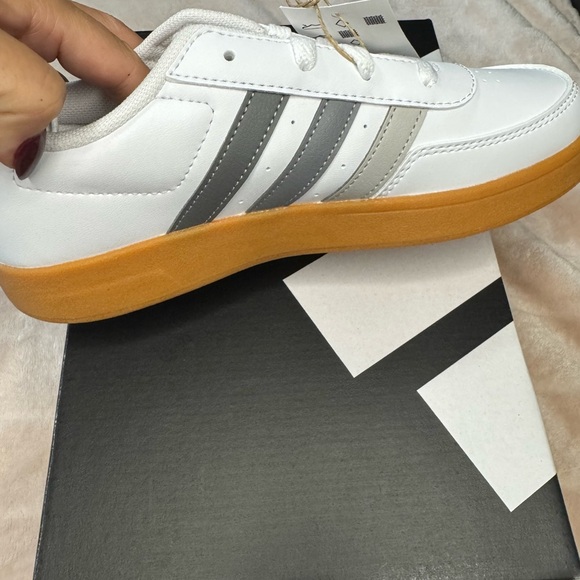 Adidas Kids White and Gray Sneakers with Gum Bottom Sole. Youth 4 Womens 5 - Picture 3 of 5